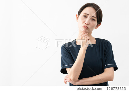 穿著美容院制服的年輕女子美容形象 穿著美容院制服的年輕女子美容形象 126772833