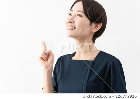 穿著美容院制服的年輕女子美容形象 穿著美容院制服的年輕女子美容形象 126772920