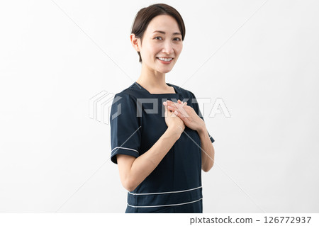 穿著美容院制服的年輕女子美容形象 穿著美容院制服的年輕女子美容形象 126772937