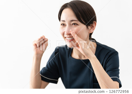 穿著美容院制服的年輕女子美容形象 穿著美容院制服的年輕女子美容形象 126772956