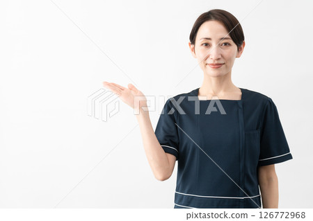 穿著美容院制服的年輕女子美容形象 126772968