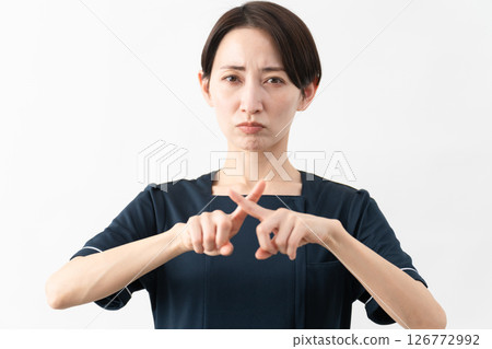 穿著美容院制服的年輕女子美容形象 126772992