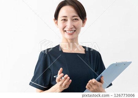 穿著美容院制服的年輕女子美容形象 126773006