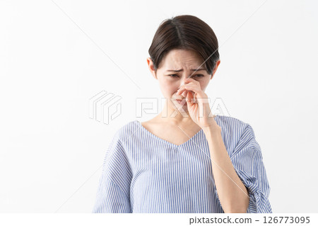 穿著休閒服裝的女人的生活方式形象 126773095