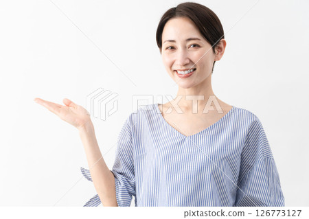 穿著休閒服裝的女人的生活方式形象 穿著休閒服裝的女人的生活方式形象 126773127