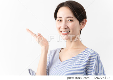 穿著休閒服裝的女人的生活方式形象 穿著休閒服裝的女人的生活方式形象 126773128