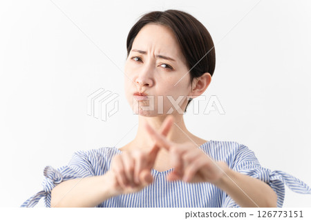 穿著休閒服裝的女人的生活方式形象 126773151