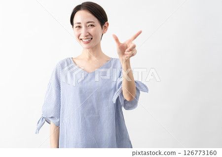 穿著休閒服裝的女人的生活方式形象 126773160