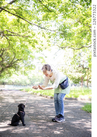 A Japanese woman training a dog 126773322