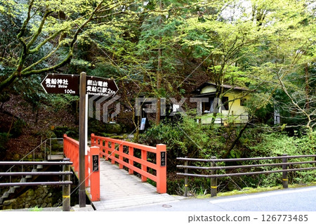 京都市：貴船川上的奧之院橋、鞍馬寺的西門、新綠與路標 126773485