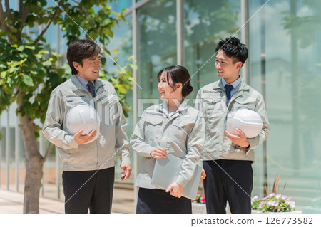 建築工地穿著工作服的男女工作人員、穿著工作服的建築業、建築業 126773582