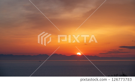 朝霞 太陽從對岸的山上升起 126773783