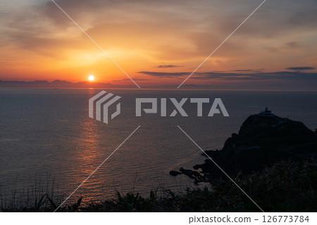 朝霞,太陽從對岸的山上升起,波光粼粼的大海 朝霞,太陽從對岸的山上升起,波光粼粼的大海 126773784