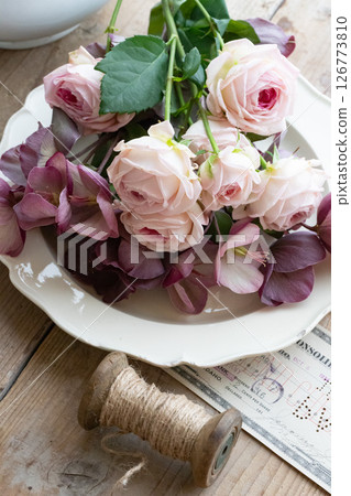 桌上的粉紅玫瑰 126773810