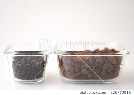 Add flavour to your dishes - South African currants and Turkish sultana raisins 126773916