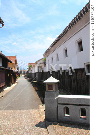Kurayoshi White-Walled Storehouses and Red Roof Tiles, a Tourist Spot in Tottori Prefecture 126774104