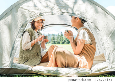 友善的父母和孩子們在公園和露營地享受日間露營、露營和燒烤 友善的父母和孩子們在公園和露營地享受日間露營、露營和燒烤 126774134