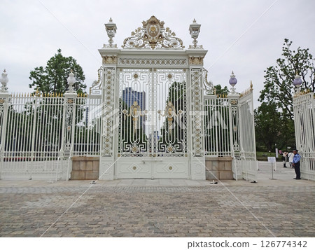 The central gate of the main gate of the State Guest House, Akasaka Palace (from inside) 126774342