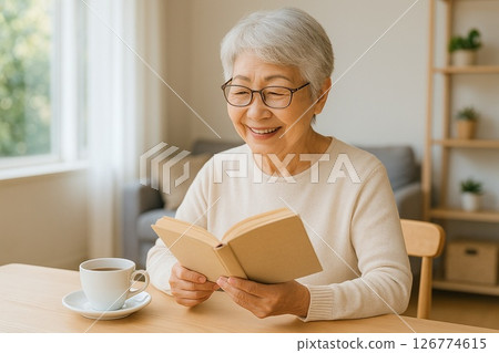 一位老年婦女在窗邊享受閱讀的輕鬆生活照片 126774615