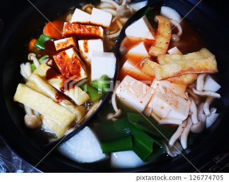 Malatang and kimchi double-layered hotpot 126774705