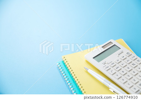 計算器和筆記本 126774910