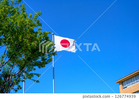 正確懸掛日本國旗的建築物、公共機構和學校 126774939