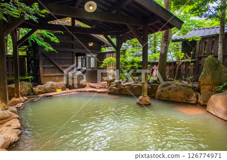 An open-air bath surrounded by fresh greenery "Okuhida Onsenkyo, Hirayu Onsen, Hirayu no Yu" 126774971