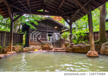 被新綠包圍的露天浴池“奧飛騨溫泉鄉、平湯溫泉、平湯之湯” 126774984