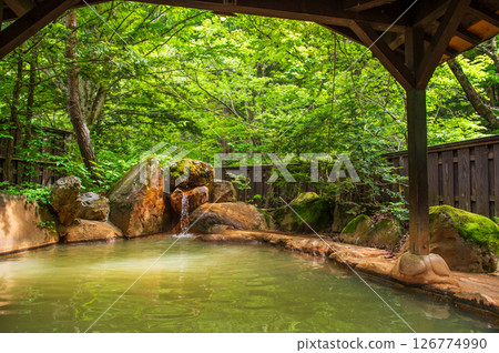 An open-air bath surrounded by fresh greenery "Okuhida Onsenkyo, Hirayu Onsen, Hirayu no Yu" An open-air bath surrounded by fresh greenery "Okuhida Onsenkyo, Hirayu Onsen, Hirayu no Yu" 126774990