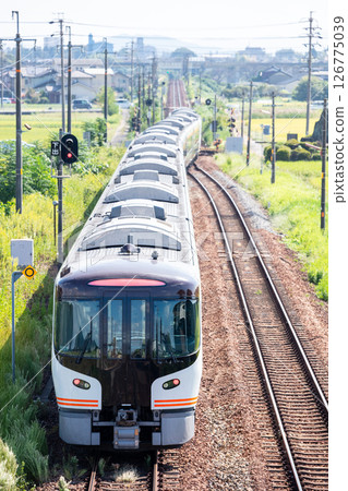 [Takayama Main Line] A long-form Hida express train passing through Nagamori Station 126775039