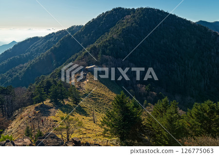 大菩薩峠、開山莊和熊澤山的晨景 大菩薩峠、開山莊和熊澤山的晨景 126775063
