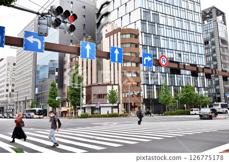 新橋一丁目外堀通交叉路口過馬路的人們 新橋一丁目外堀通交叉路口過馬路的人們 126775178