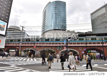 People crossing the Yurakucho Hibiya intersection 126775179
