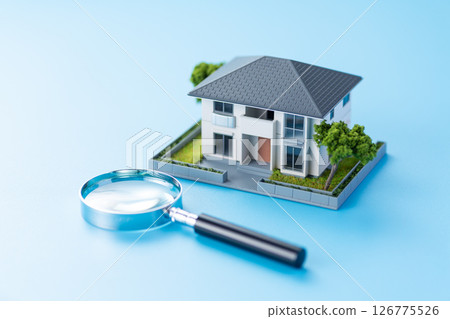 House model and magnifying glass 126775526