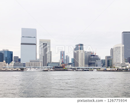 從東京灣眺望東京鐵塔和港區的摩天大樓 126775934