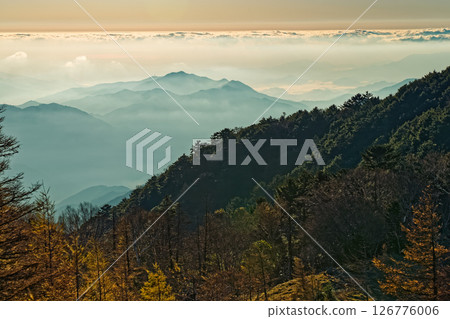 清晨從大菩薩山脊線眺望奧多摩山脈 126776006