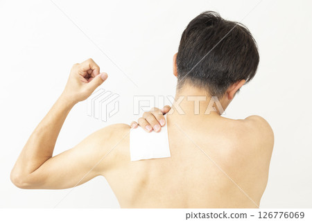 白色背景下一名男子用壓縮布的後視圖 126776069