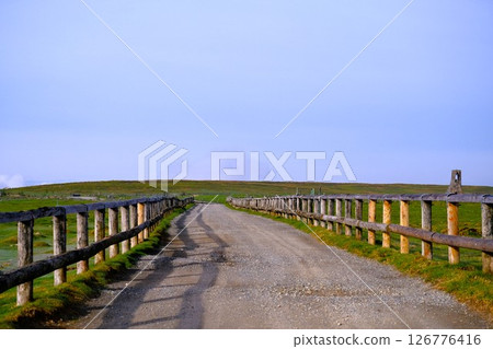 通往藍天的路 126776416