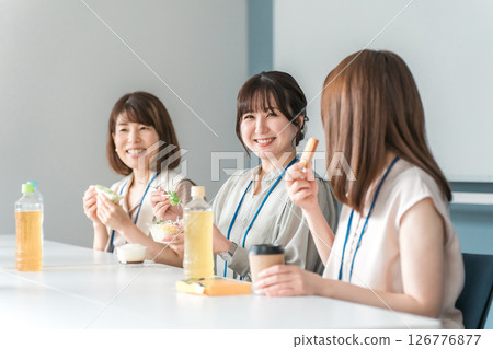 女商人在公司餐廳/休息室吃午餐 126776877
