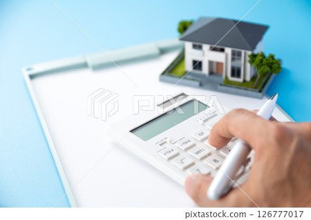 房子、計算機和活頁夾 126777017