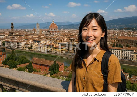 佛羅倫薩城市景觀和一位美麗的微笑日本女性在旅行 126777067