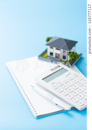 房子和計算器和筆記本 房子和計算器和筆記本 126777117