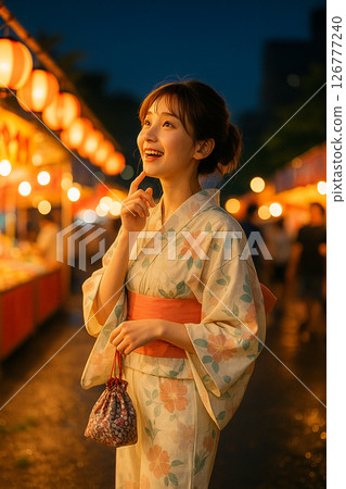 一位身穿浴衣的年輕女子在夏季節日觀看食品攤位(興奮、期待) 一位身穿浴衣的年輕女子在夏季節日觀看食品攤位(興奮、期待) 126777240