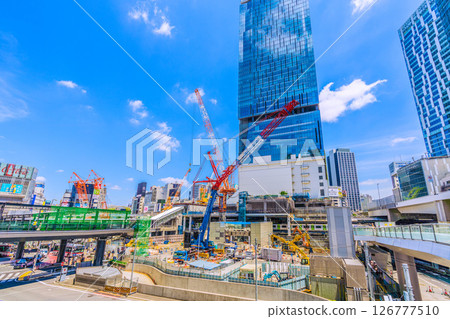 日本東京城市景觀。再見了澀谷站西口。中心建築的拆除工作正在進行中，它已接近消失......=28日 126777510