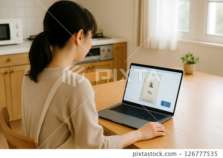 一位日本婦女在家的廚房裡在網路上購買米的背影 126777535