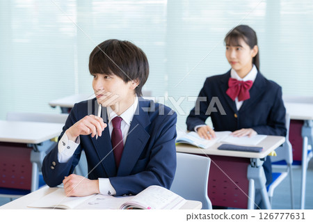 男女高中生在學校學習。照片提供：電波學園東京電子專門學校 126777631