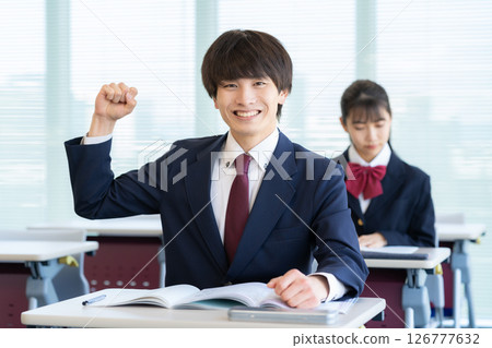 男女高中生在學校學習。照片提供：電波學園東京電子專門學校 126777632