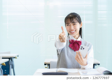 在學校學習的女高中生。照片由電波學園東京電子專門學校提供。 126777697