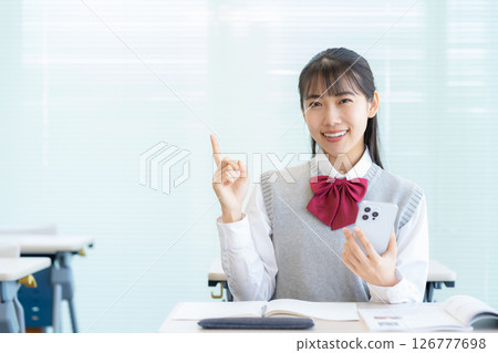 在學校學習的女高中生。照片由電波學園東京電子專門學校提供。 126777698