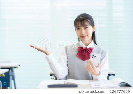 在學校學習的女高中生。照片由電波學園東京電子專門學校提供。 126777699